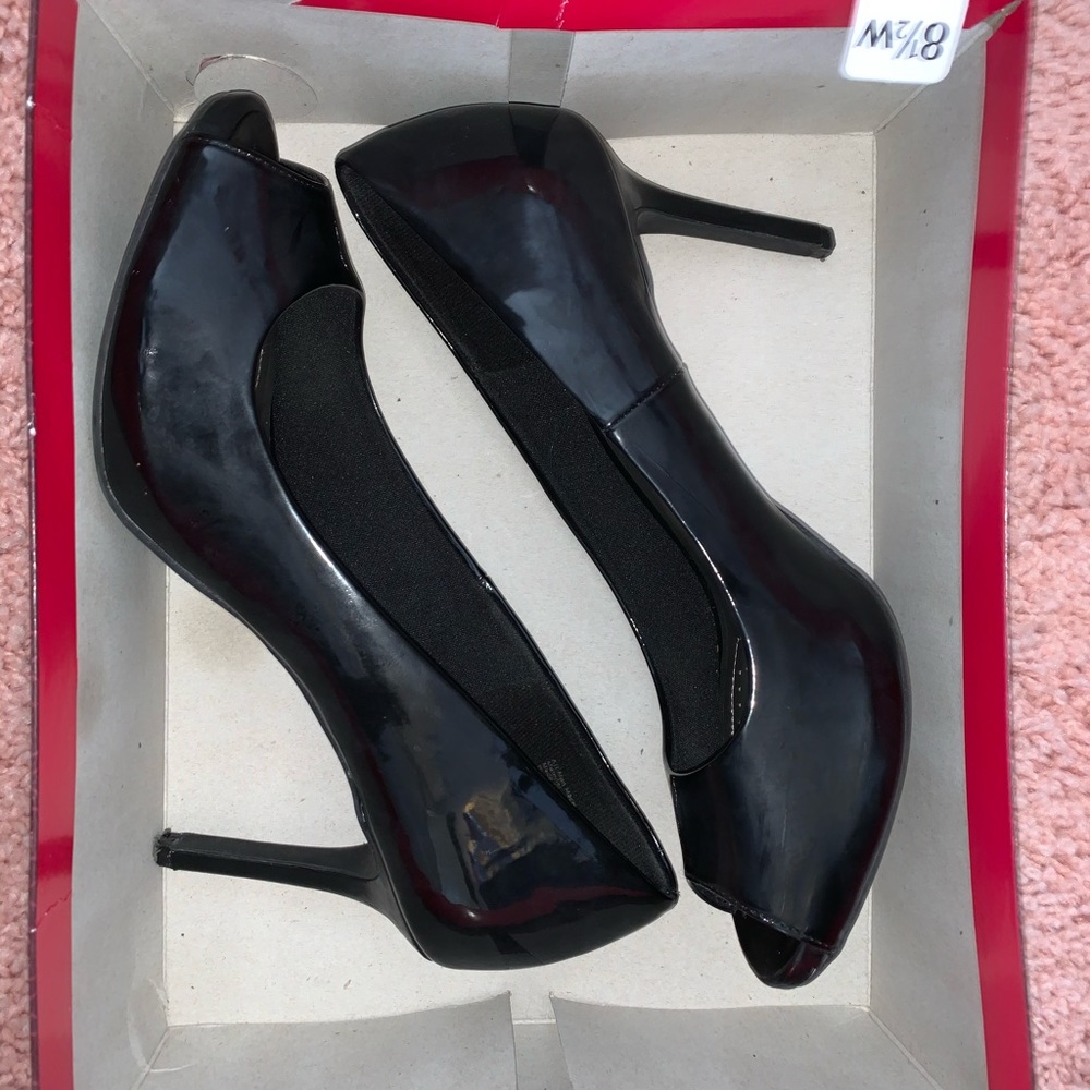 Dexflex comfort black heels. 2 & 1/2 inch heel